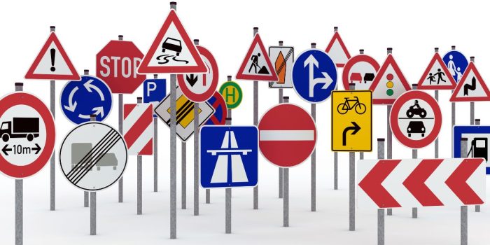 plusieurs panneaux de signalisation